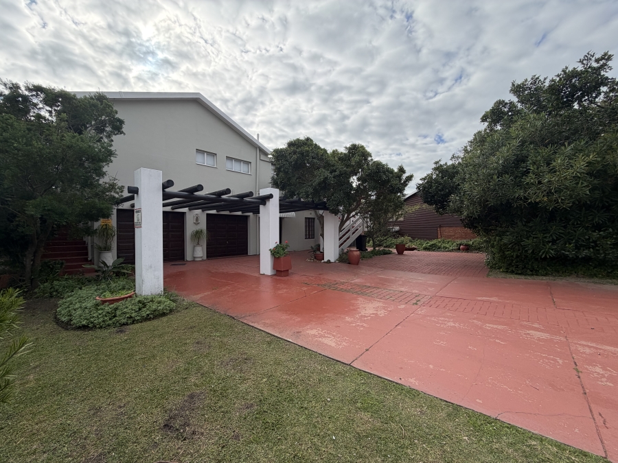 4 Bedroom Property for Sale in Paradise Beach Eastern Cape